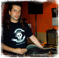 Robert Rodrigo con su camiseta Guitar Calavera
