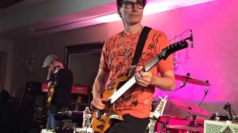 Steve Vai tocando «The Audience Is Listening” con una Parker Fly Deluxe